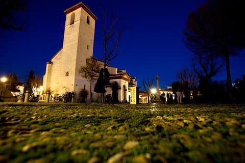 Albaicin at nighthttps://media-cdn.tripadvisor.com/media/attractions-splice-spp-720x480/07/36/55/50.jpg