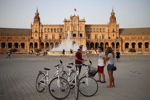 Sunset Seville Bike Tour: Cathedral, River & Sights