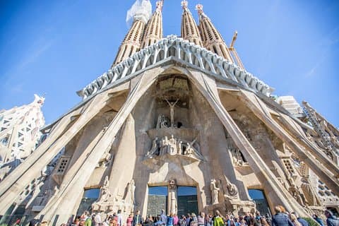 Sagrada Familia Fast Track Guided Tour with Towers Access
