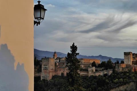 Alhambra Sunset Tour: Generalife, Alcazaba & Albaicín