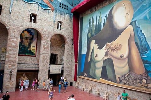 Private tour in Dali Museum in Figueres with Hotel pick-up from Barcelona