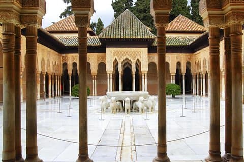 Granada Full Day Tour Including Alhambra, Albayzin and Sacromonte Visits