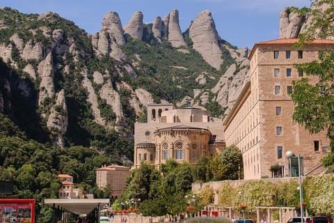 Sagrada Familia & Montserrat Small Group Tour with Hotel pick-up