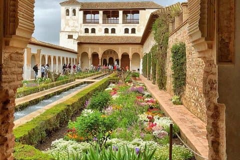 Alhambra Small Group Tour with Nasrid, Generalife & Alcazaba