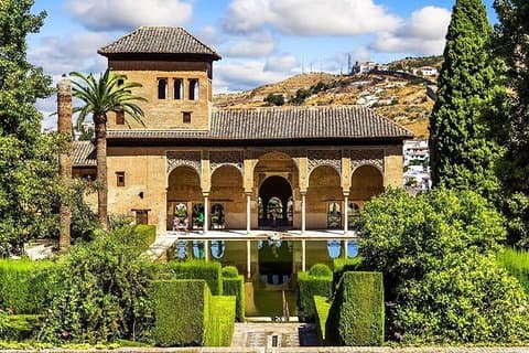 Alhambra Private Tour with Nasrid Palaces , Generalife & Albaicín