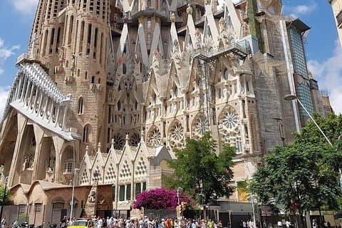 Private Gaudí Bike Tour & Sagrada Família Skip-the-Line Entry