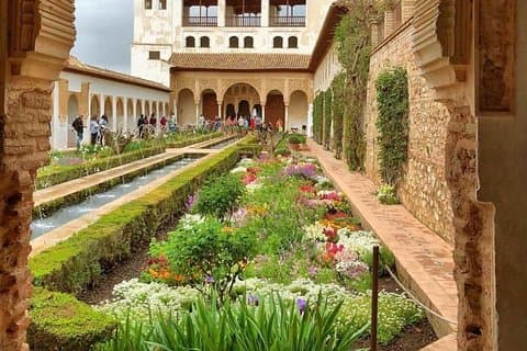 Alhambra Private Tour with Nasrid Palaces, Generalife & Alcazaba