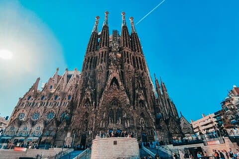 You are in front of the magnificent Nativity façade. The passing of the years has become more evident on this façade, its aged appearance is living proof of it.