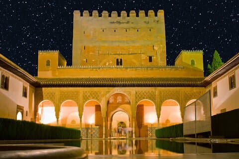 The magic of visiting the Alhambra at night-Private tour