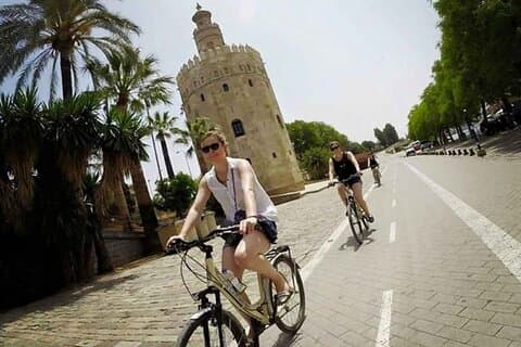Bicycle rental for 6 hours in Seville