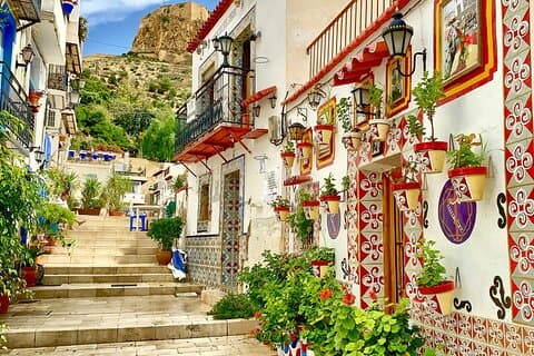 Alicante : Private Custom Walking Tour with a Local Guide
