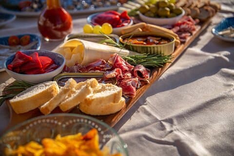 A 2 hours Local Tapas and sailing adventure in Barcelona