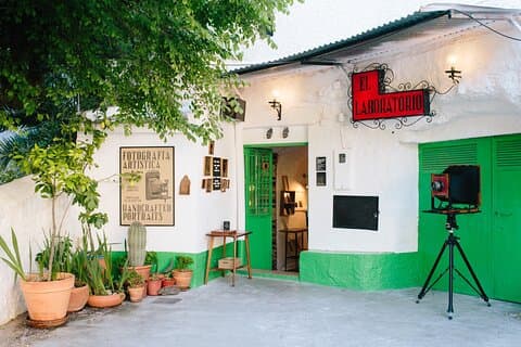 Historical portrait session: wet plate photography in Sacromonte
