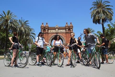 Birthday tour in front of the Arc de Triumf