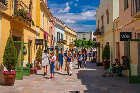Private Shopping Tour from Barcelona Hotels to La Roca Village