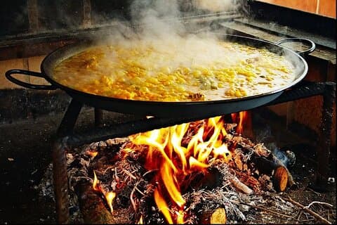 Valencian paella experience and visit to a private winery