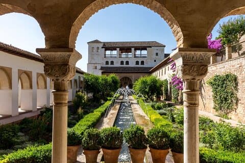 Granada: Alhambra Guided Tour including Nasrid Palaces