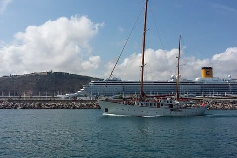 Barcelona: Skyline sailing tour with music and drink