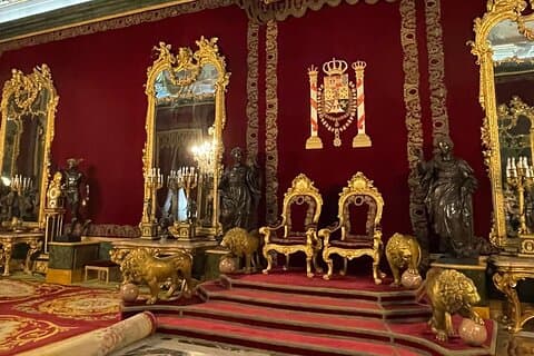 Premium Tour Royal Palace of Madrid : expert guide + no normal queue