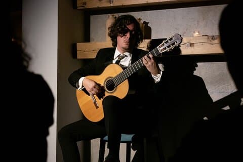 Pablo Giménez holds a degree from the superior conservatories in flamenco guitar and classical guitar. These two guitar disciplines shake hands in a concert full of Spanish essences.