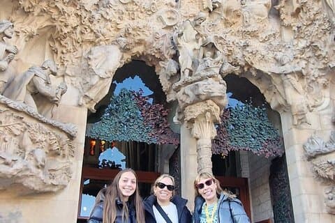 Barcelona in One Day: Gaudí, Gothic Quarter &Tapas (Private Tour)