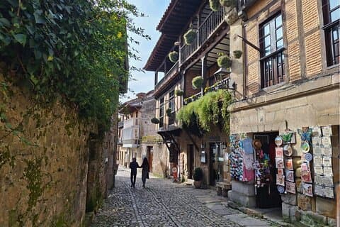 Santillana, Altamira, Comillas & San Vicente de la B. Guided Tour