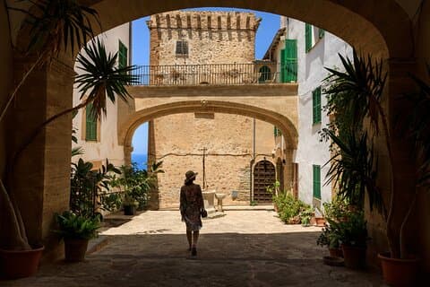 Traveler exploring a courtyard in Banyalbufar