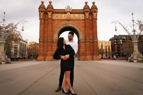 Barcelona: Professional Photoshoot Outside Arc de Triomf