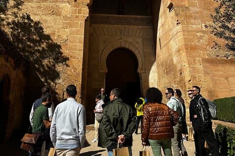 A dream tour that visits the most memorable viewpoints and historic spaces in Granada