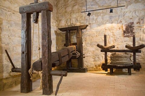 Museum of Olive Culture. Discover each of the pieces on display, an essential part of the ancient techniques of oil making.
