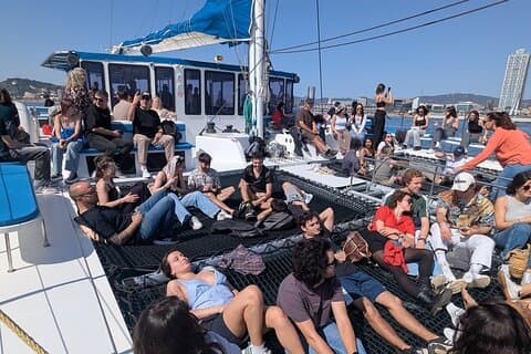 Relaxin time Catamaran barcelona with music and drinks