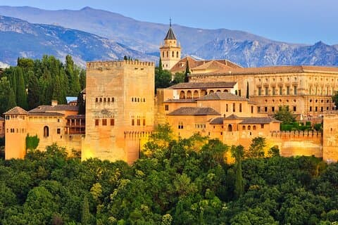 The Alhambra, also known as the "Red Fort", is the representative of the Arabian palace courtyard, located on the Sierra Nevada outside Granada.