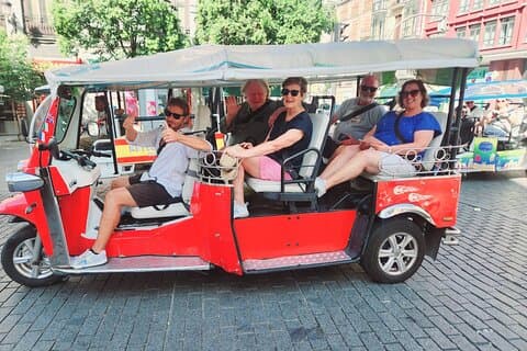 Enjoy an unforgettable 90-minute tour with Tuktuk Tapas, touring Madrid’s most iconic landmarks.