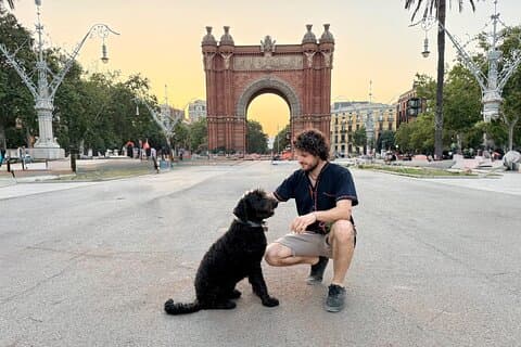 Guided Walking Tour in Barcelona with a friendly Dog