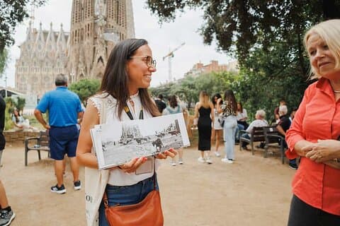 Barcelona: Highlights of Sagrada Familia Max 6 People Guided Tour