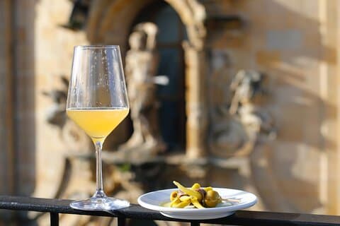 Private deluxe pintxos tour with Spanish Wines in San Sebastian