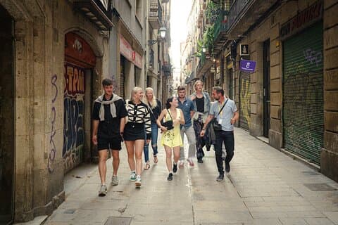 Barcelona Old City Guided Tour with Tapas and Drinks