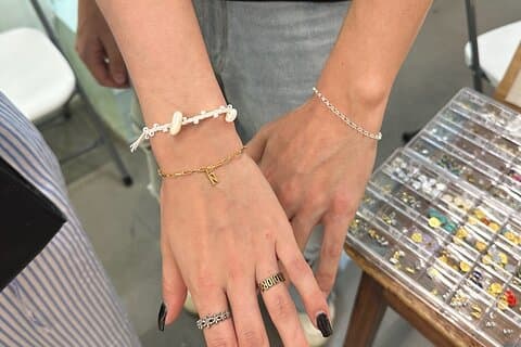 Barcelona: Get your Permanent Bracelet - Jewelry Experience