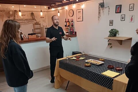 Our passion for flamenco leads us to want
share our knowledge so that you can
experience flamenco firsthand.