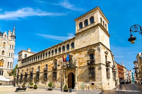 Hello León: Private 2-Hour Intro City Walk with Local Guide