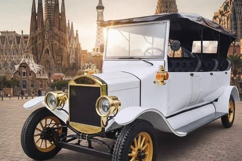 Complete Barcelona guided tour by vintage car in Tuk Tuk