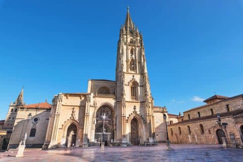 Hello Oviedo: Private 2-Hour Intro City Walk with Local Guide