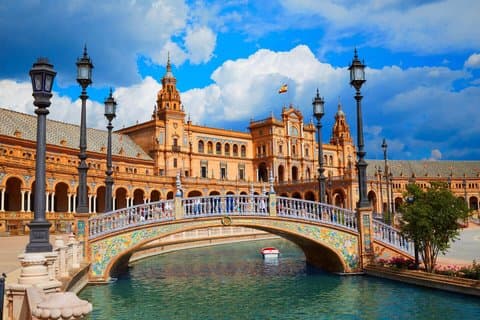 Hello Sevilla: Private 2-Hour Intro City Walk with Local Guide