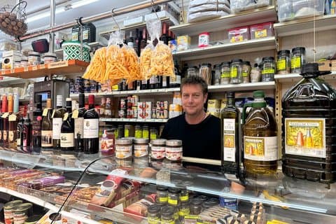 Private Valencia Market Tour & Home Dining with Local Wine