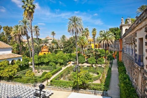 Alcazar de Sevilla Guided tour and non-stop access in Grupo Vip