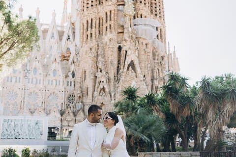 Barcelona: Private Photoshoot Sagrada Familia Park Guell Gothic