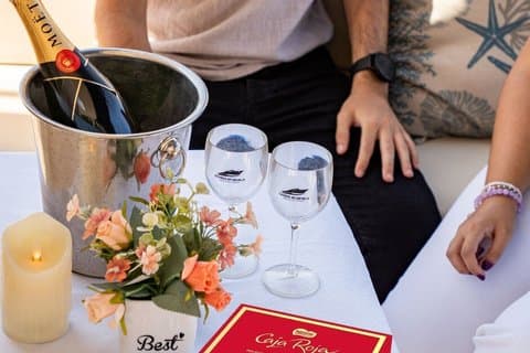 Romantic boat ride 90 min with Möet Chandon