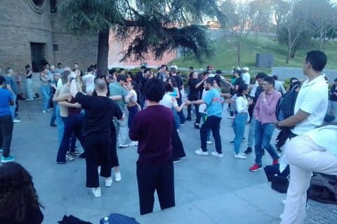 Dance Latin Dances in the streets of Madrid in the daytime!