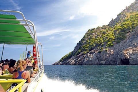 Visit the coves and caves of the east coast of Mallorca