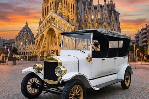 Guided Tour City, Park and Beach Barcelona Vintage Tuk Tuk Car